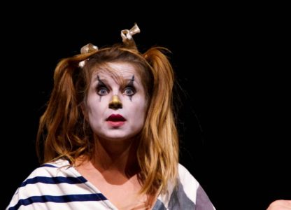 Tanztheater und Zirkus - die dumme Augustine