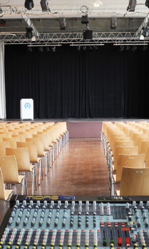 Festsaal Reihenbestuhlung Blick vom Mischpult