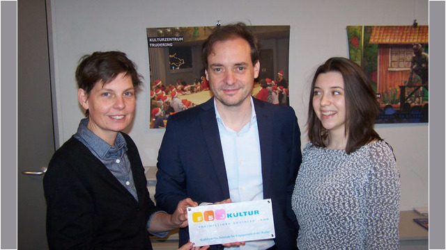 Kirstin Peter (li.) überreicht die Ehrenplakette an Dr. Ingo Mittermaier, 1. Vorsitzenden des Vorstands, zusammen mit Julia Späth, Fsjlerin 2015/16 Kirstin Peter (li.) überreicht die Ehrenplakette an Dr. Ingo Mittermaier, 1. Vorsitzenden des Vorstands, zusammen mit Julia Späth, Fsjlerin 2015/16