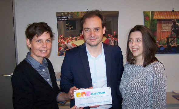 Kirstin Peter (li.) überreicht die Ehrenplakette an Dr. Ingo Mittermaier, 1. Vorsitzenden des Vorstands, zusammen mit Julia Späth, Fsjlerin 2015/16 Kirstin Peter (li.) überreicht die Ehrenplakette an Dr. Ingo Mittermaier, 1. Vorsitzenden des Vorstands, zusammen mit Julia Späth, Fsjlerin 2015/16