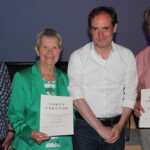 Hoch verdient: Schatzmeisterin Gerti Ziegltrum (2. v. l.) und der zweite Schriftführer und Technik-Kümmerer Joseph Schrank (rechts)
erhielten die Goldene Vereinsmedaille des Trägervereins vom Kulturzentrum Trudering. Lob und Dank kamen vom Vorsitzenden Ingo Mittermaier und dessen zweiter Stellvertreterin Heike Rieger (links).
Foto: privat