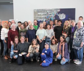 Gruppenbild der Kreativen: 24 Künstler, drei Jury-Mitglieder und Paula Pongratz, die den Recyclingkunst-Workshop angeboten hat, freuen sich im Foyer des Kulturzentrums Trudering über gelungene, gut besuchte und sehr vielfältige Kunst-Tage 2025. Foto: privat Kunst-Tage Trudering 2025 KünstlerInnen
