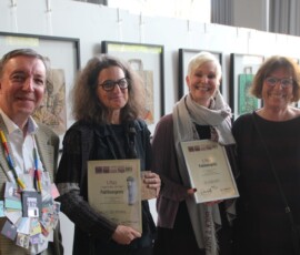 Publikumslieblinge der Truderinger Kunst-Tage waren die Fotografin Katja Gehrung, hier mit der Siegertrophäe „Trude“, und die Künstlerin BlondiArt. Sie erhielten Glückwünsche von den Organisatoren Renate Winkler-Schlang und Martin Hubensteiner. Foto: privat Kunst-Tage Trudering Siegerinnen