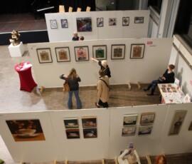 Blick auf Künstler im Saal 2025